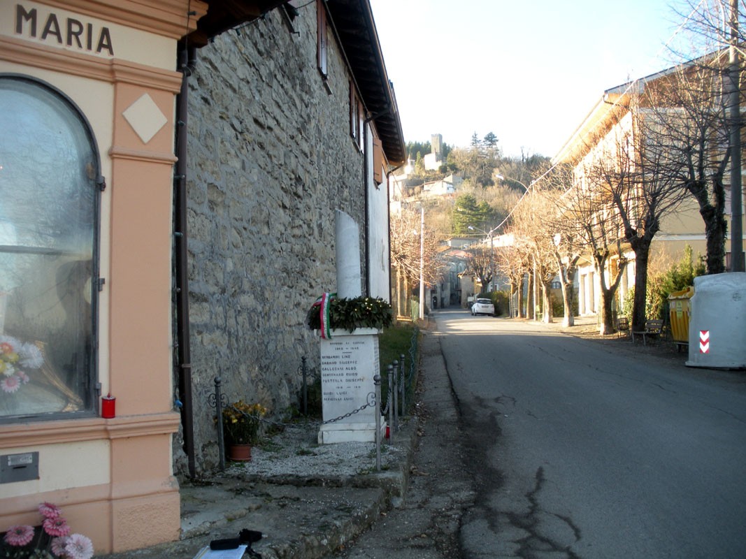Cippo commemorativo dedicato ai caduti, situato a Pietragavina, lungo una strada del paese.