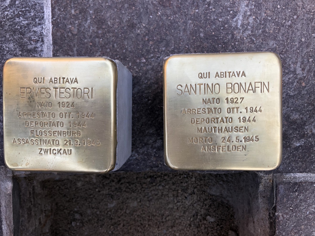 Pietre d'inciampo dedicate a Ermes Testori e Santino Bonafin, in memoria delle loro vite interrotte.