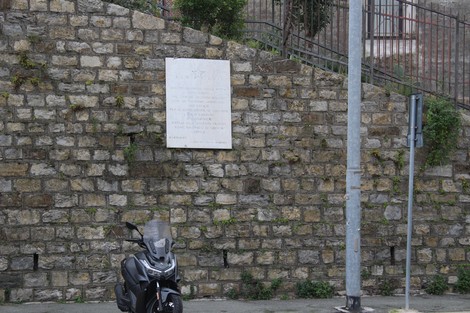 Lapide commemorativa dedicata ai fucilati, posta su un muro di pietra al Forte San Giuliano.