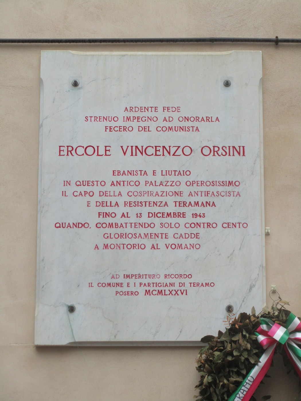 Lapide commemorativa dedicata a Ercole Vincenzo Orsini, partigiano e antifascista, nel comune di Teramo.