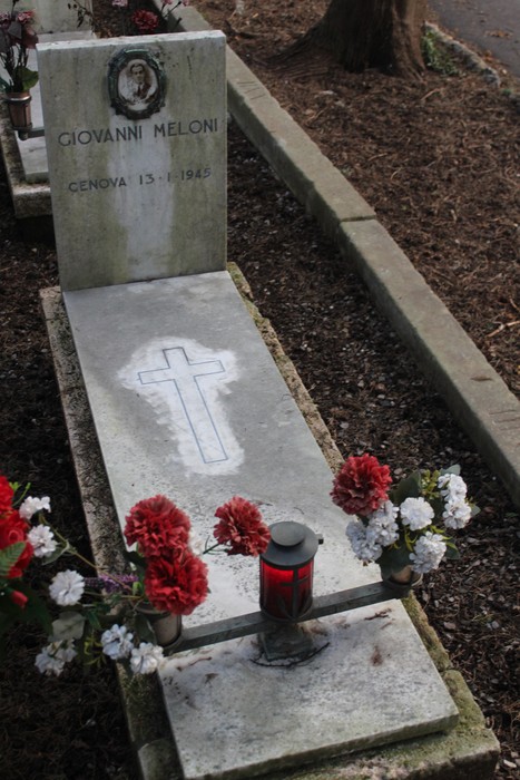 Tombe perpetue dei caduti per la Libertà, con fiori e lumino su una lapide in marmo.