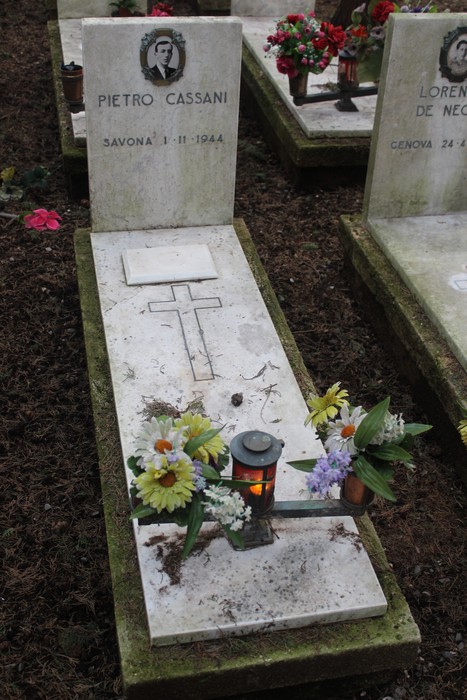 Tombe dei caduti per la Libertà, con fiori e lumino, commemorano la memoria di Pietro Cassani.