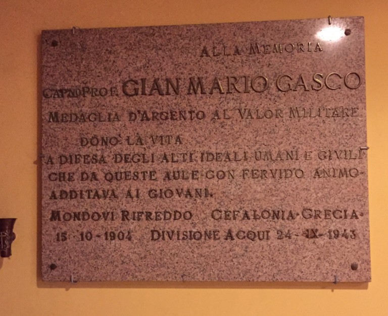 Lapide commemorativa dedicata al prof. Gian Mario Gasco, medaglia d'argento al valor militare.