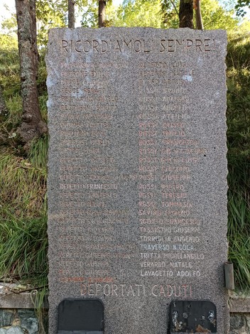 Memoriale dedicato ai caduti della Benedicta, con nomi incisi su una stele di pietra. Natura circostante.