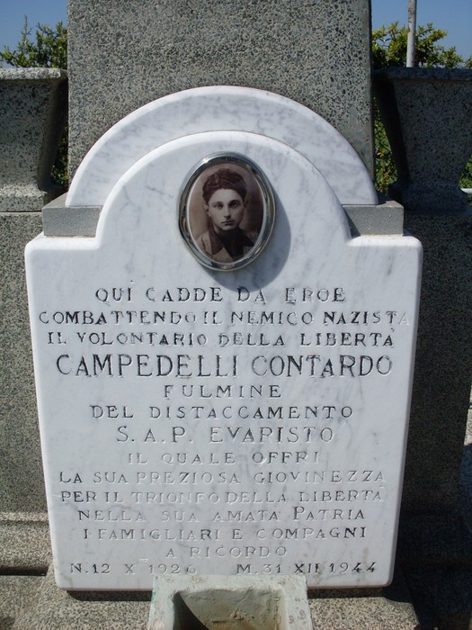 Cippo commemorativo dedicato a Campedelli Contardo, volontario della libertà, caduto durante la Seconda Guerra Mondiale.