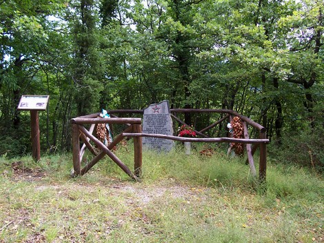 Cippo della Croce del Biserno, monumento commemorativo immerso nel verde.