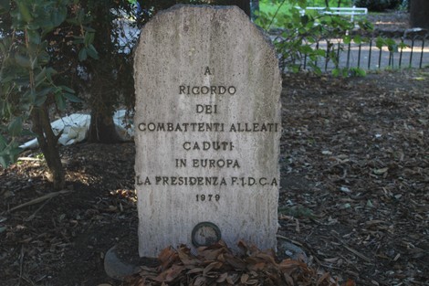 Monumento dedicato ai combattenti alleati caduti in Europa, con iscrizioni commemorative su pietra.