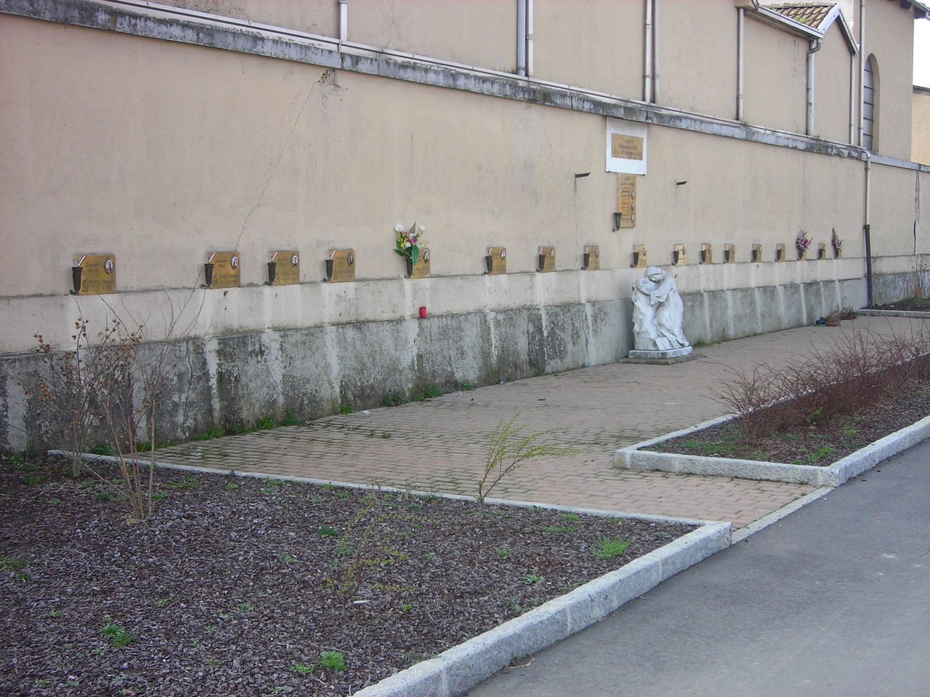Monumento commemorativo per le vittime dell'eccidio di Mottalciata, caratterizzato da una scultura e personaggi commemorativi.