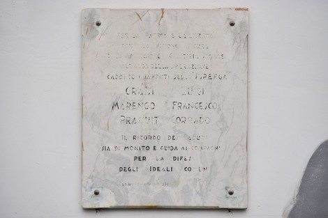 Lapide commemorativa ai Sappisti della Superga, in memoria dei caduti e dei loro ideali.