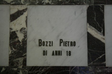 Cappella dei Martiri: monumento commemorativo che ricorda i caduti, con dettagli architettonici significativi.