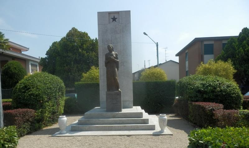 Monumento ai caduti, un tributo in onore dei sacrifici per la patria, circondato da verde.