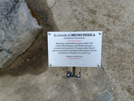 Monumento alla Brigata Maiella con segnaletica commemorativa dedicata a Bruno Pizzica a Bologna.