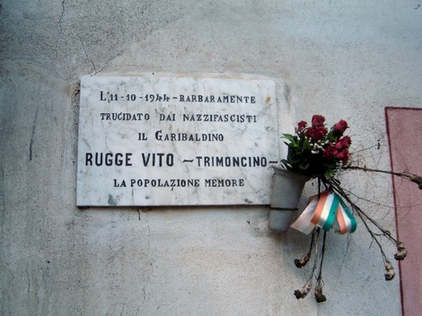 Lapide commemorativa dedicata a Rugge Vito, garibaldino, vittima della violenza nazifascista.