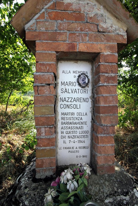Tabernacolo dedicato a Mario Salvatori e Nazareno Consoli, martiri della Resistenza, per commemorare il loro sacrificio.