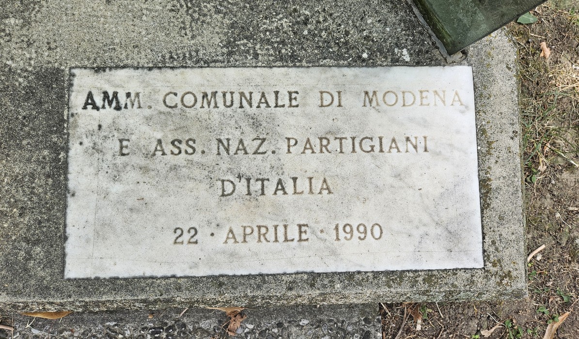 Monumento commemorativo ad Anderlini e Paltrinieri, situato in un'area verde con dettagli architettonici.
