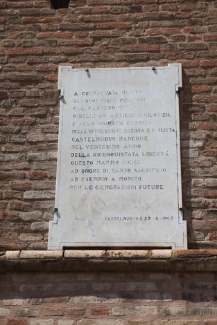 Lapide commemorativa che celebra il ventennale della resistenza, posta su un muro di mattoni, con iscrizioni in memoria.