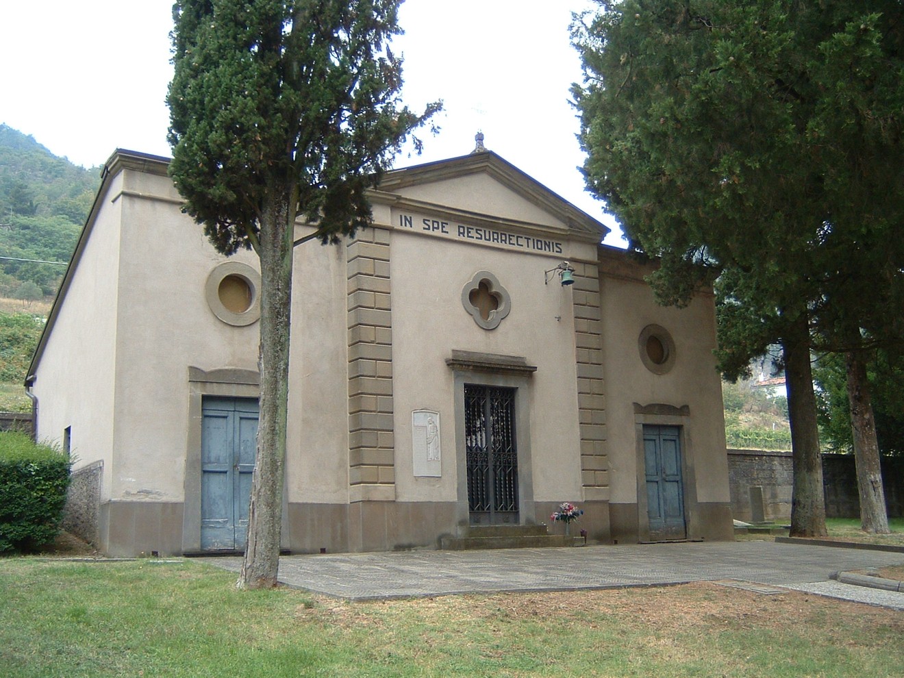 Lapide nel cimitero comunale, che rappresenta un luogo di commemorazione e ricordo.
