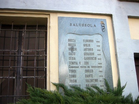 Lapide commemorativa ai partigiani caduti, situata a Salussola, onora il loro sacrificio e la resistenza.