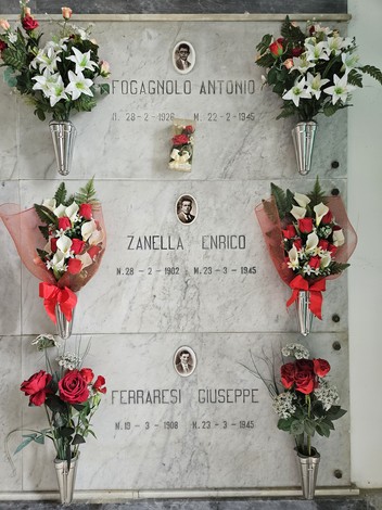 Sacrario dei Caduti con fiori freschi e lastre commemorative in marmo dedicato ai soldati caduti.