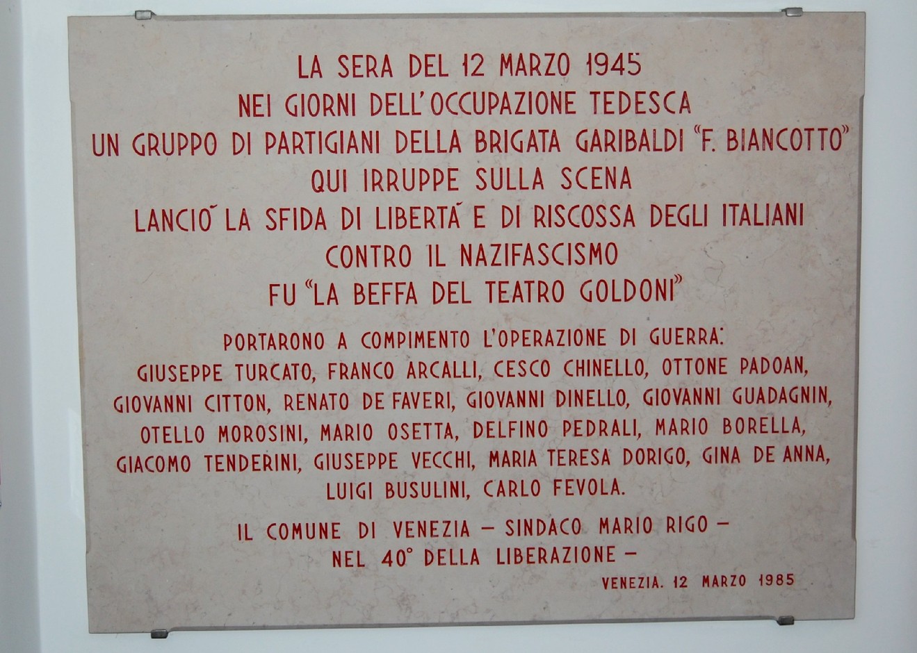 Lapide commemorativa della "beffa del Teatro Goldoni" del 12 marzo 1945, con nomi dei protagonisti dell'operazione.
