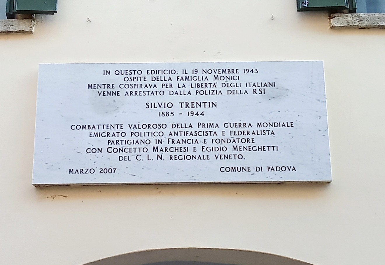 Lapide commemorativa dedicata a Silvio Trentin, con dettagli sulla sua vita e il suo impegno durante la guerra.