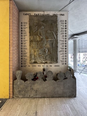 Monumento commemorativo dedicato ai caduti per la libertà a Soliera, onora i partigiani del 1943-1945.