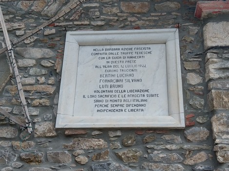 Lapide commemorativa dedicata a Bertini, Fornaciari e Luti, ricordando i volontari della liberazione.