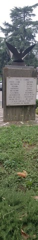 Monumento della Liberazione con scultura e base dedicata ai caduti, circondato da verde urbano.