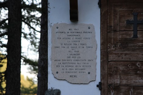 Cappelletta ai Partigiani con una lapide commemorativa dedicata ai volontari del 1943 e 1945.