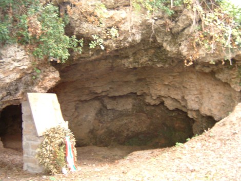 Monumento a Don Bortolotti, un memoriale semplice in un contesto naturale.