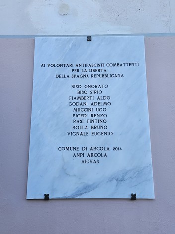 Lapide commemorativa per i volontari antifascisti arcolani che combatterono in Spagna.