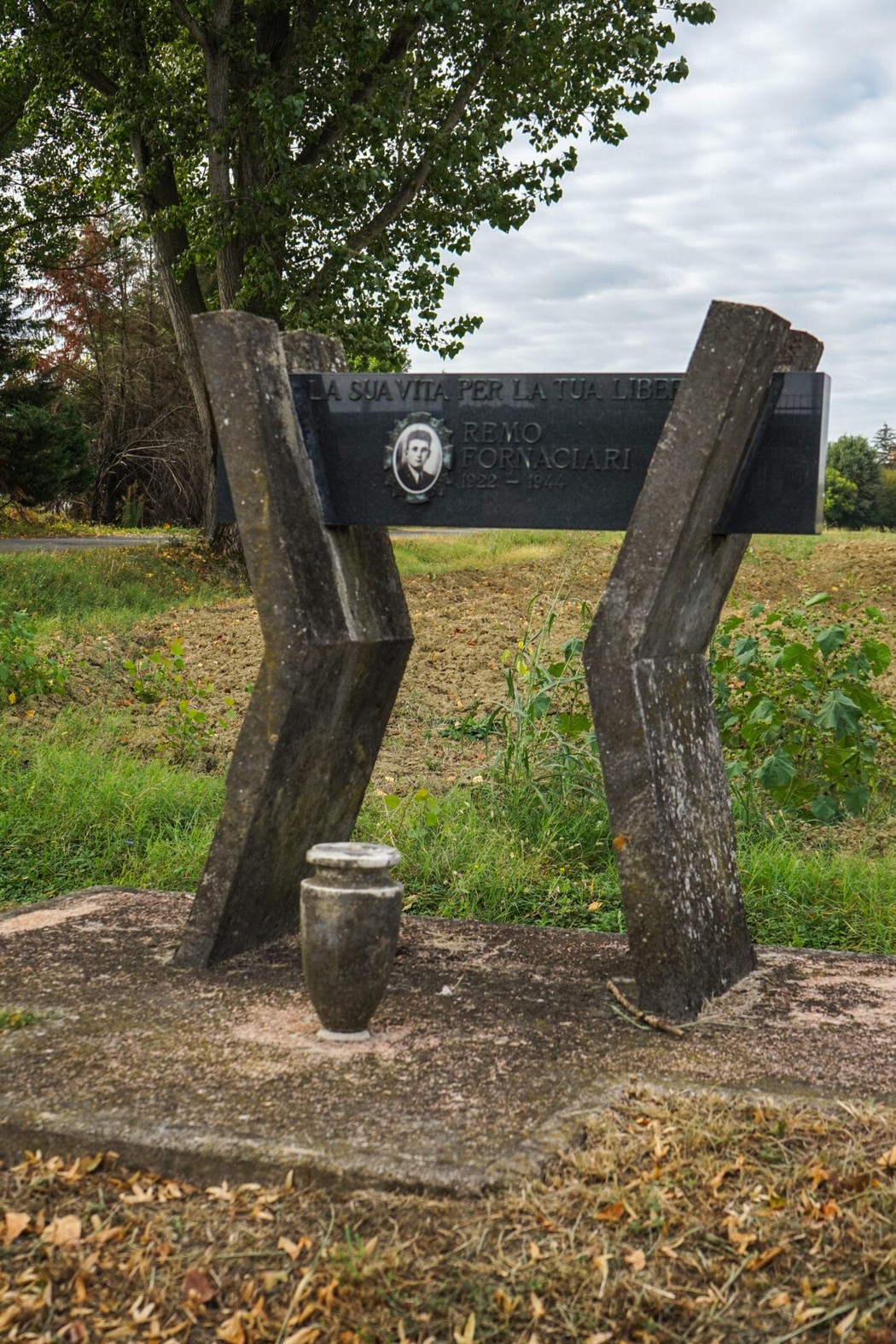 Monumento a Fornaciari, commemorazione di un eroe locale, immerso nel verde paesaggio circostante.