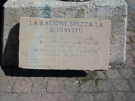 Monumento ai Deportati di Castelnovo, dedicato alle vittime deportate in Germania nel 1944. Memoria e riflessione.