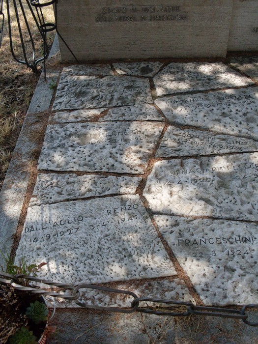 Monumento ai Caduti della Guerra di Liberazione, con lapidi e nomi incisi su pietra.