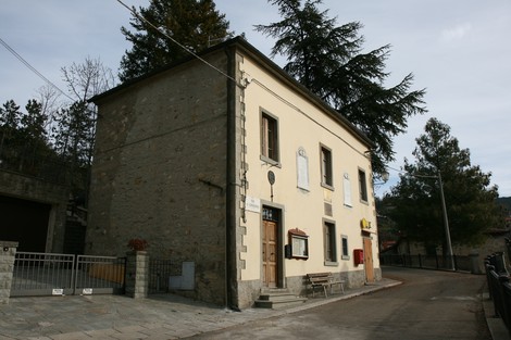 Lapidi commemorative dei caduti di Moggiona, situate in un edificio storico del paese.