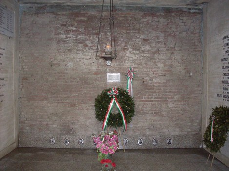 Sacrario dei caduti di Luzzara, memoriale dedicato ai soldati, con decorazioni floreali e targhe commemorative.