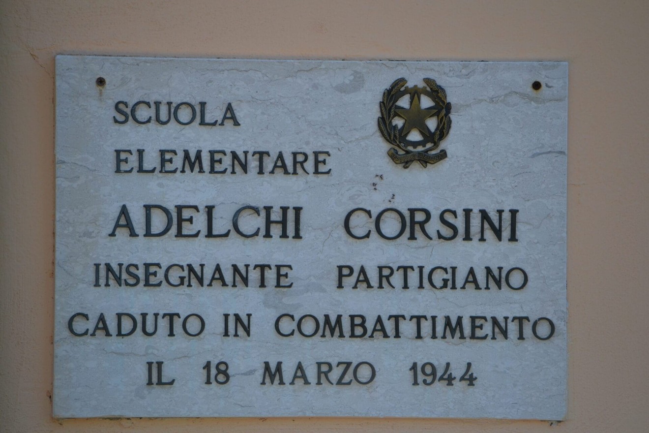 Lapide commemorativa dedicata ad Adelchi Corsini, insegnante e partigiano, caduto in combattimento nel 1944.