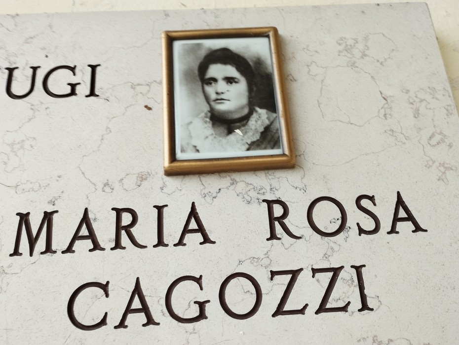 Lapide commemorativa della famiglia Scaltriti, con foto di Maria Rosa Cagozzi.