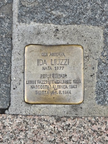 Pietra d'inciampo dedicata a Ida Liuzzi, commemorando la sua vita e il destino tragico durante la Seconda Guerra Mondiale.