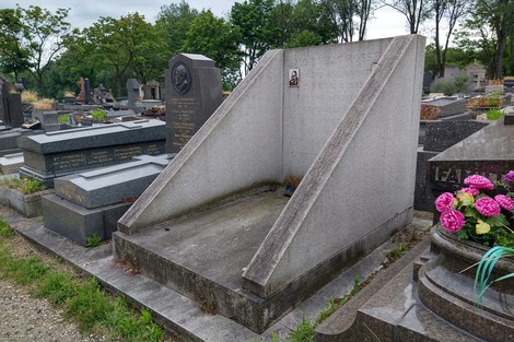 Cenotafio dei fratelli Rosselli, monumento commemorativo in un cimitero con design semplice e austero.