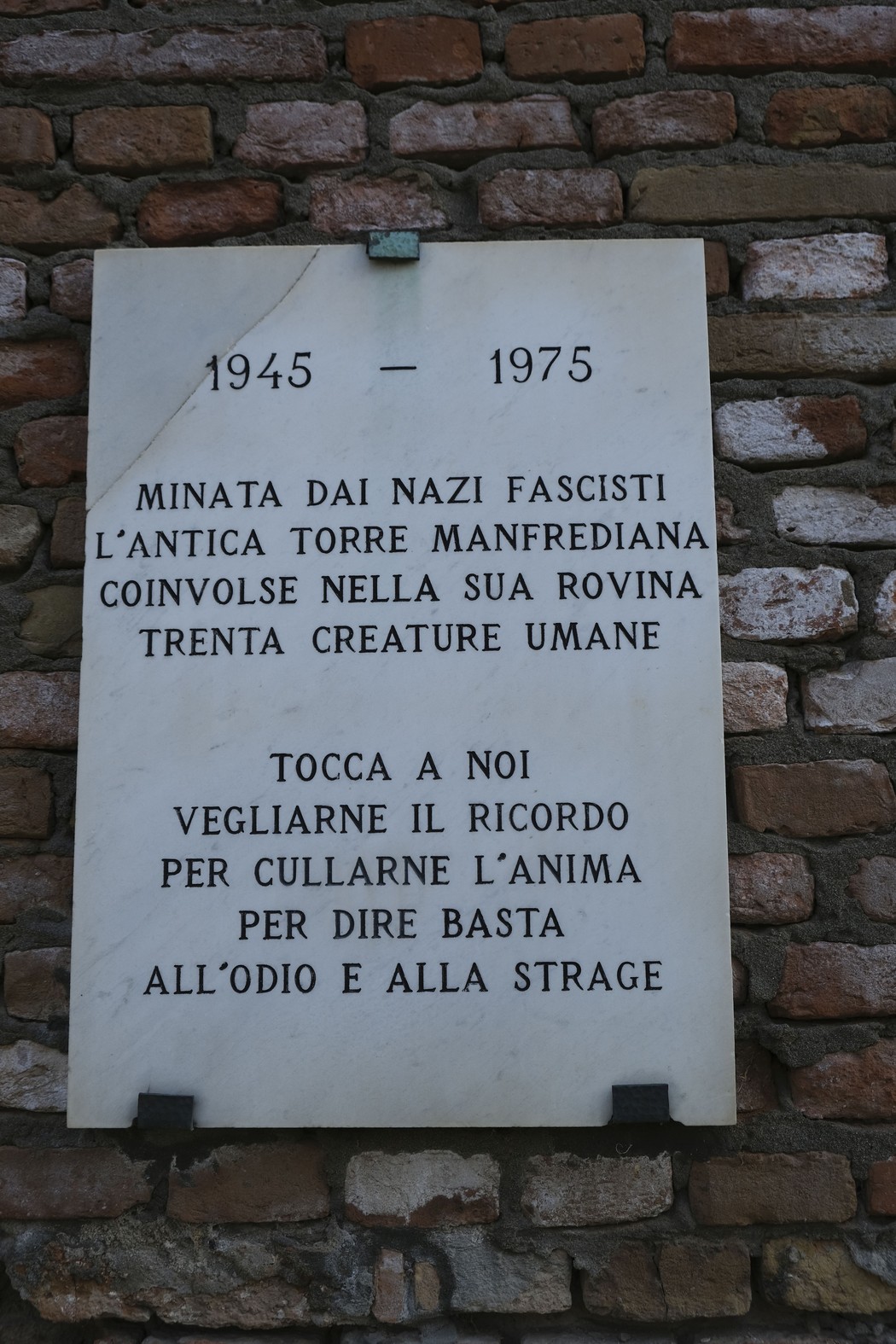 Lapide commemorativa sulla Torre manfrediana, dedicata alle vittime della violenza nazifascista.