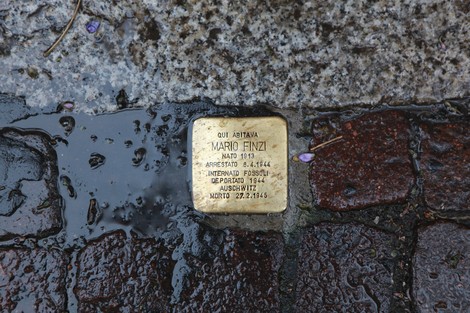 Pietra d'inciampo dedicata a Mario Finzi, commemorando la sua vita e persecuzione.