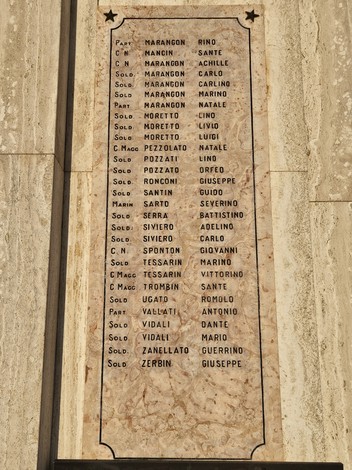 Lapidi commemorative ai caduti di Porto Tolle con nomi incisi in marmo.