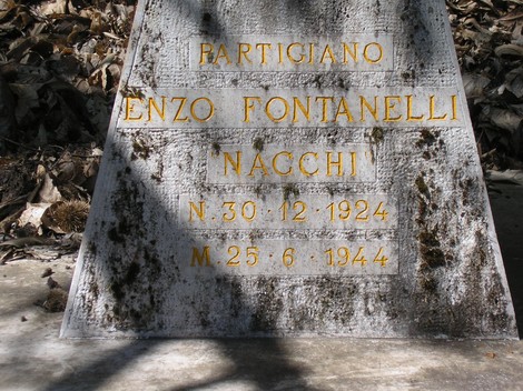 Monumento dedicato a Enzo Fontanelli, partigiano, con dettagli sulla sua vita e commemorazione.