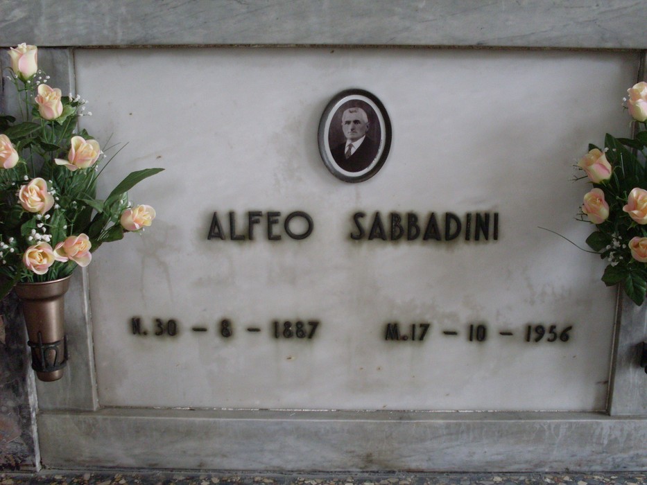 Sacrario dedicato ai caduti per la libertà a Rio Saliceto, con omaggi floreali e memoria dei defunti.