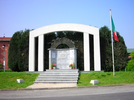 Monumento commemorativo ai partigiani, situato al ponte dell'autostrada, simbolo di libertà e resistenza.