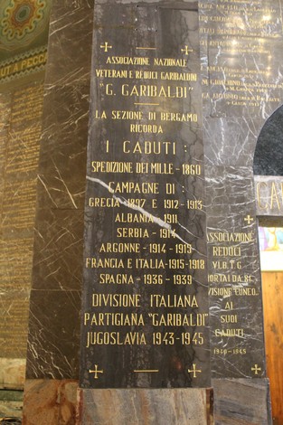 Il Tempio dei Caduti, monumento commemorativo con iscrizioni in onore dei caduti delle campagne militari.