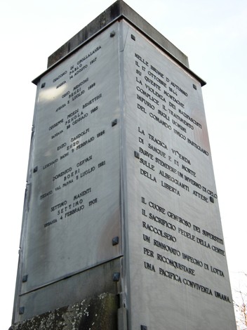 Monumento al Comando unico della Resistenza parmense, dedicato ai sacrifici dei partigiani per la libertà.