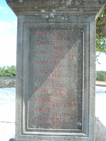 Area monumentale di Sant'Andrea, testimonianza storica con iscrizioni su pietra in un contesto suggestivo.