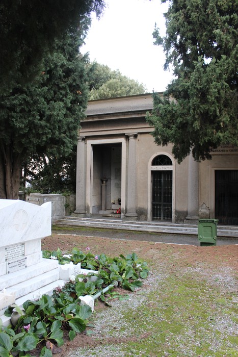 Sacrario dei caduti per la Libertà di Cornigliano, con struttura imponente e verde circostante.
